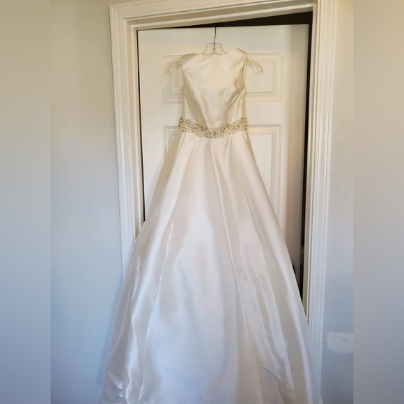 Mikado silk wedding dress NWOT - Picture 1 of 10